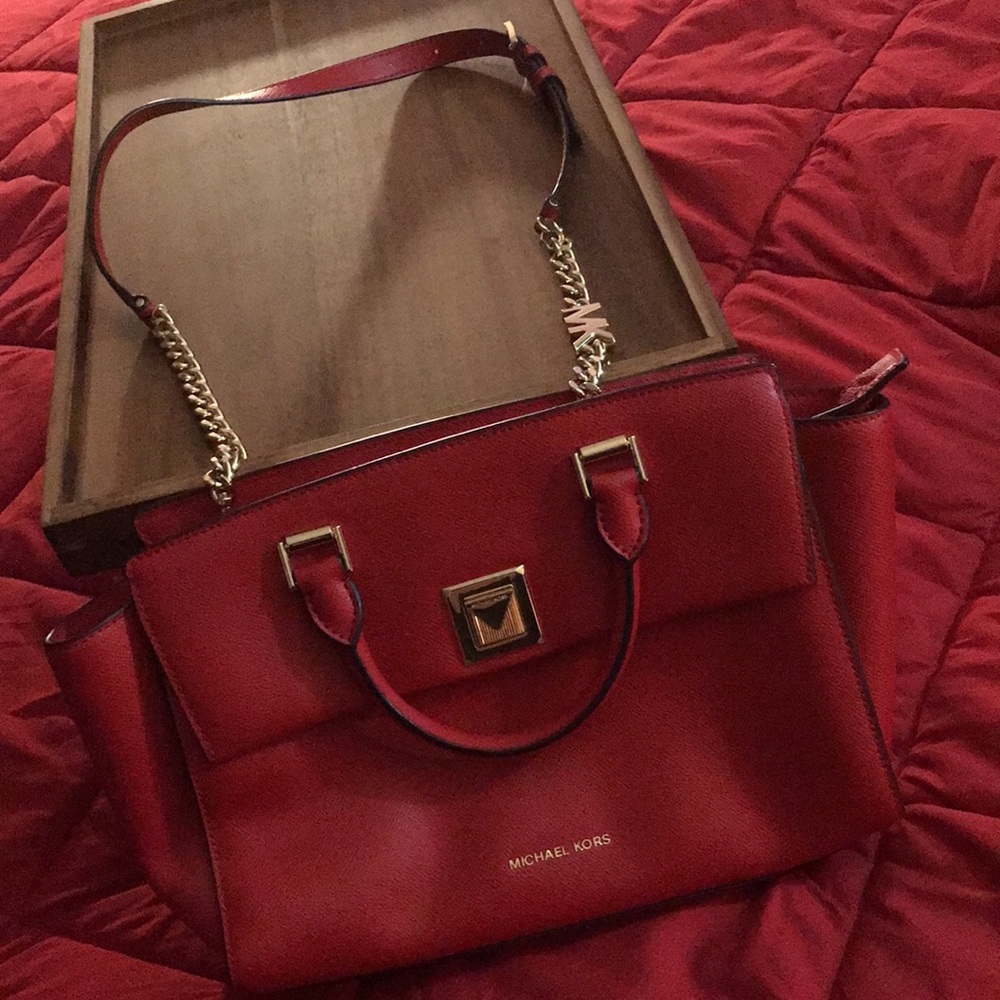 SOLD‼️AUTHENTIC MICHAEL KORS HANDBAG (USED ONCE) GORGEOUS RED COLOR SEEALL LPICS - Picture 3 of 13
